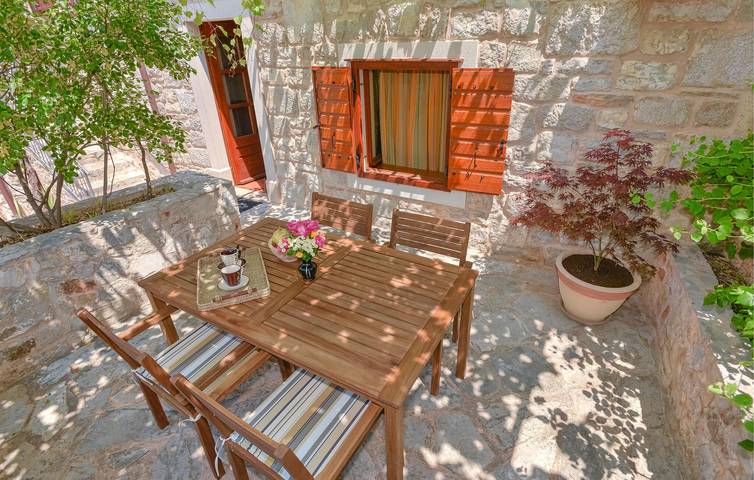 Encantador apartamento con terraza, WiFi y acceso a la playa a 2 km. in Stari Grad, Hvar (isla)