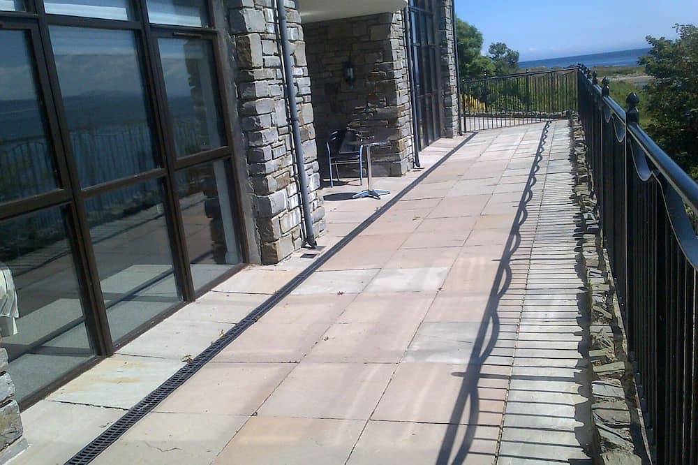 Entire apartment, The Fort:Panoramic Views  Lough Foyle  Private Gated Terrace/Wifi/Netflix/Baby in Inishowen, County Donegal