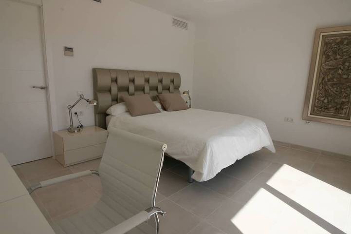 Villa Paz - Luxe abordable avec piscine privée et jardins in La Gaspara, Estepona