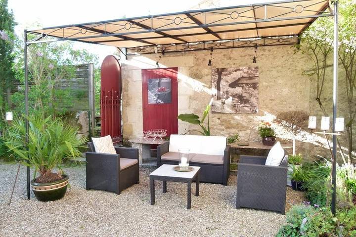 Gîte pour 6 personnes, avec terrasse et jardin à Gensac