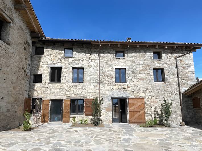 Apartamento para 19 personas, con jardín y piscina para niños en Pirineo Catalan