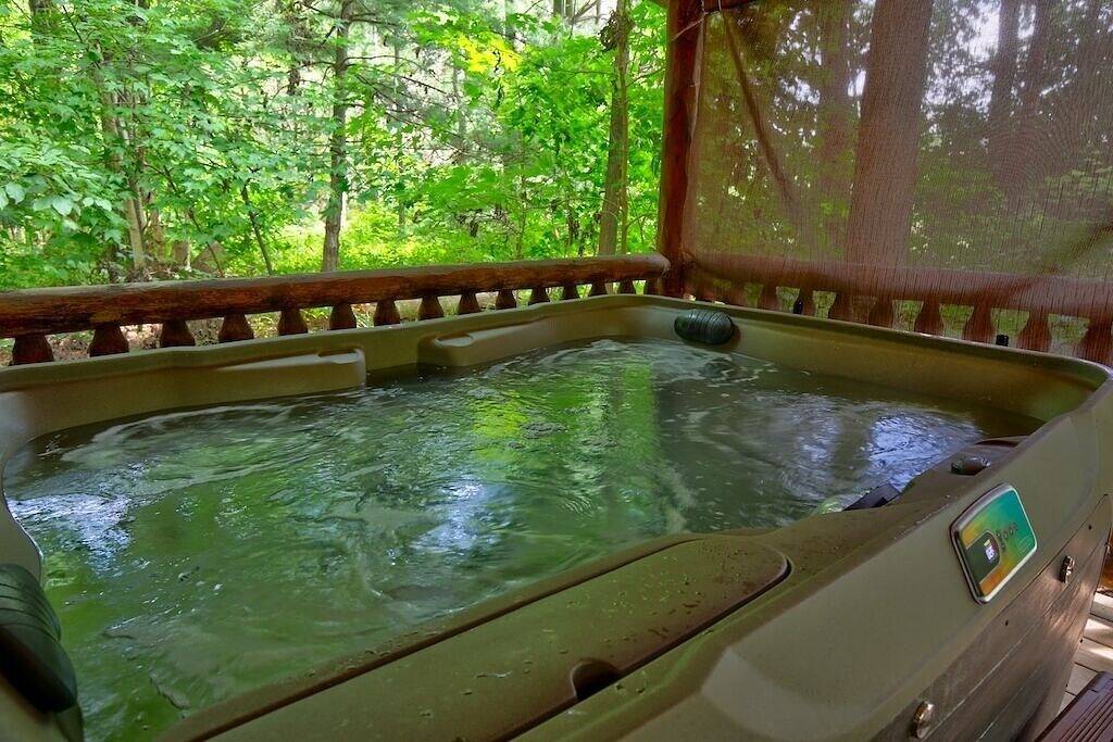 Unglaubliche Aussichten! Romantische Hütte mit Whirlpool, Whirlpool, Kamin und Küche in Holmes County