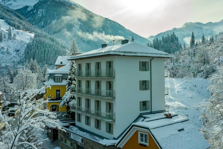 Zimmer für 4 Personen, mit Balkon und Terrasse sowie Whirlpool und Garten in Bad Gastein
