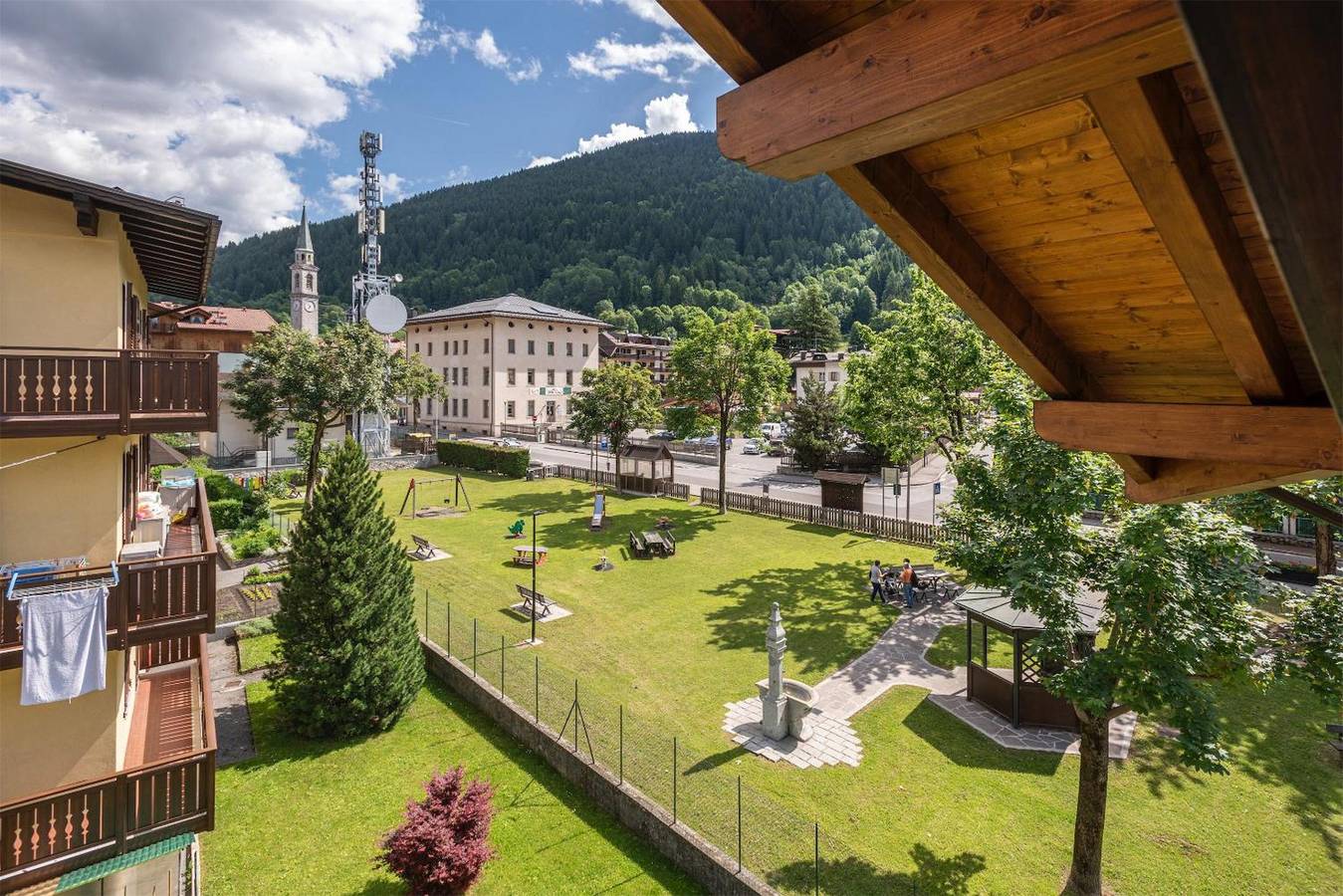 Appartement entier, Appartement "Rosy" avec vue sur les montagnes, balcon et Wi-Fi in Pinzolo, Massif de Brenta