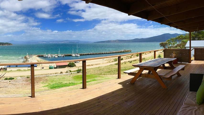Holiday home for 6 people, with balcony and garden in Tasmania