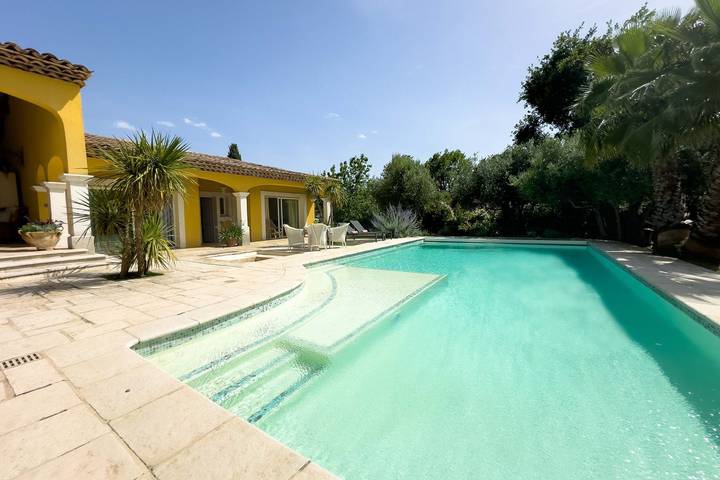 Location de vacances pour 8 personnes, avec terrasse et jardin à Tourrettes - 2