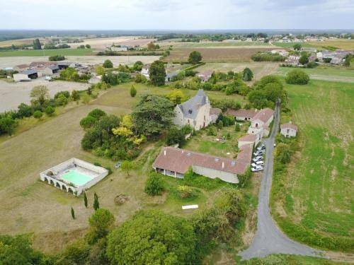 Gîte pour 10 personnes, avec vue ainsi que piscine et terrasse, adapté aux familles à Saires