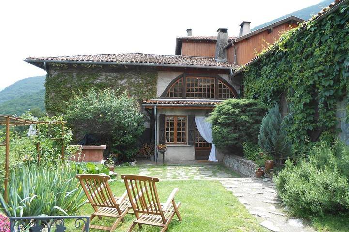 Location de vacances pour 10 personnes, avec jardin ainsi que piscine et terrasse à Sacoué