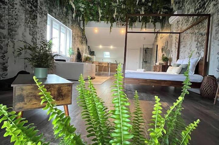 Appartement entier, Suite Jungle Palace with Jacuzzi in Nanteuil-lès-Meaux, Seine-et-Marne