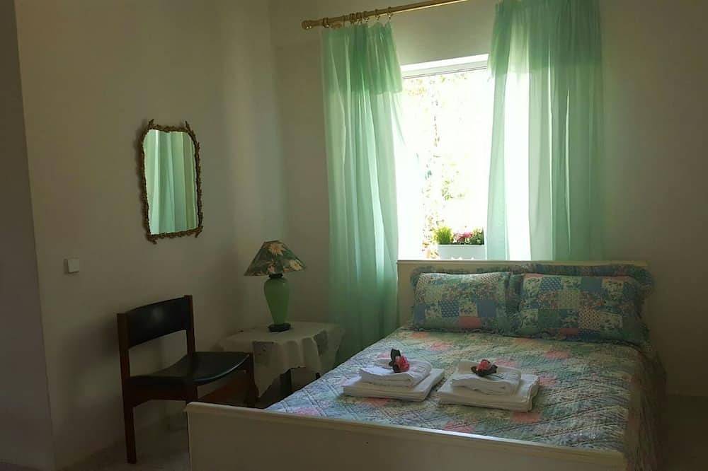 Malerische Villa in Porto Rafti mit großem Garten 800 Meter vom Strand entfernt in Porto Rafti, Markopoulo-Mesogaia