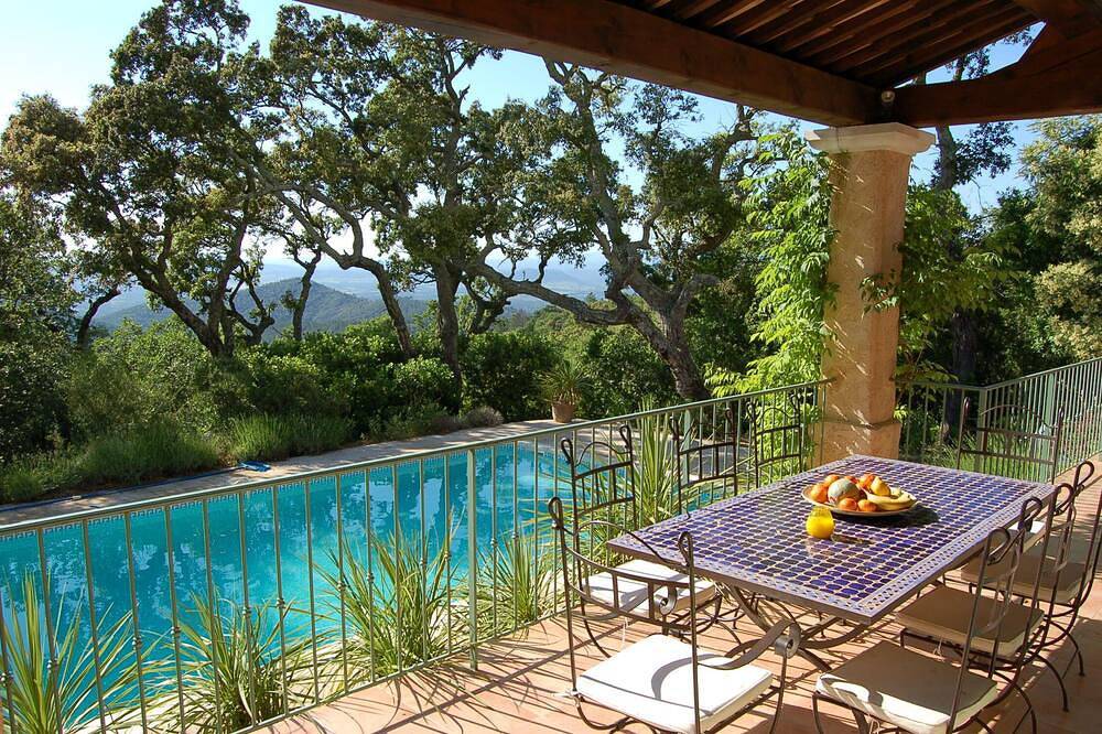 Villa provençale avec vues spectaculaires et piscine privée, pour 6 à 10 personnes in La Garde-Freinet, Côte méditerranéenne (France)