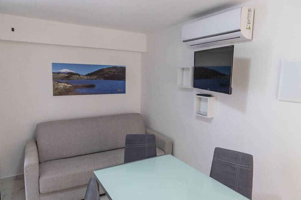 Appartamento intero, Villa Nebros - Monolocale con terrazza in Sant'Agata di Militello, Provincia di Messina