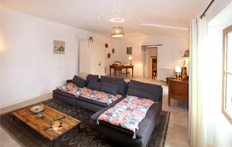 Spacious 165sqm Apartment | Parking, TV, Garden | Near Ruisseau d'Aleyrac in Salles-sous-Bois, Région de nyons