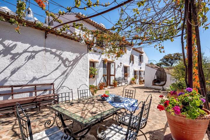 Apartamento para 15 personas, con Terraza y Jardín además de Piscina y Vistas en Casabermeja