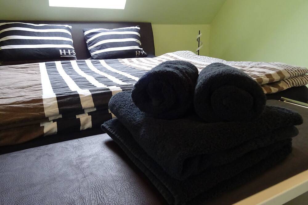 Apartamento entero, Quiet guesthouse with parking lot, Wlan and private bathrooms. Pets welcome. in Magdeburgo, Elbe-Börde-Heide