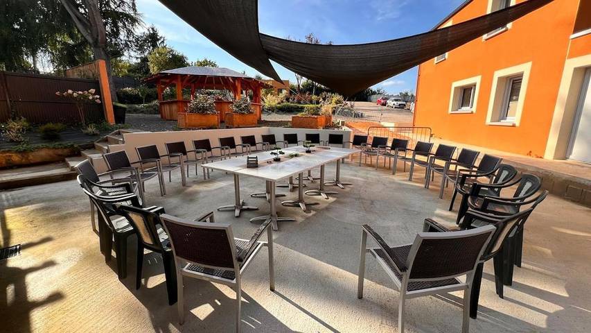 Location de vacances pour 40 personnes, avec balcon et sauna ainsi que jacuzzi et piscine à Vivoin