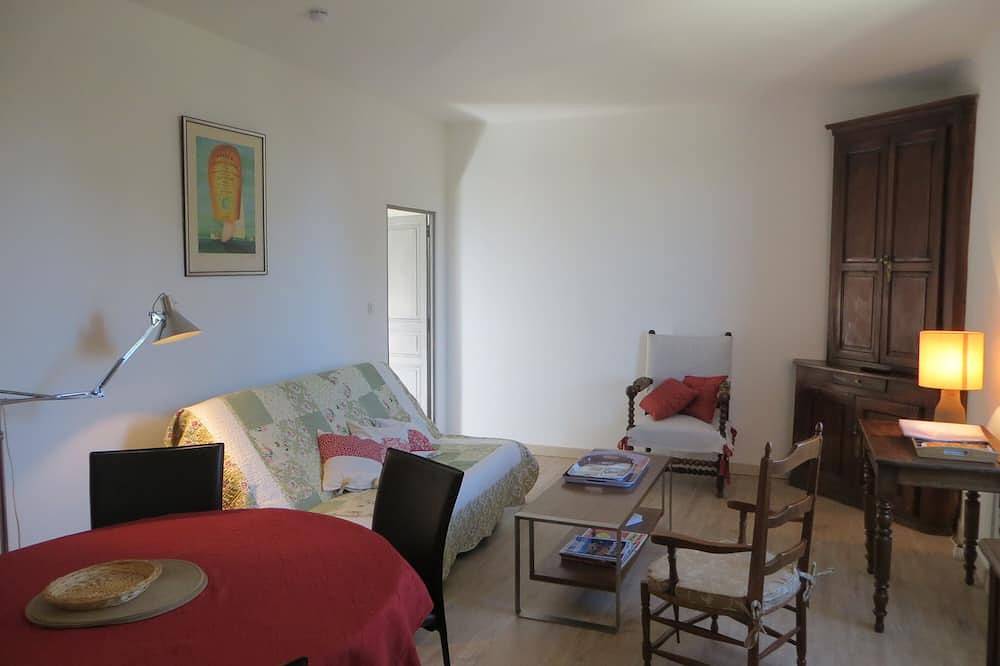 Entire apartment, In the Luberon, apartment in a Provencal country house in the heart of the pine forest in Pertuis, Parc naturel régional du Luberon