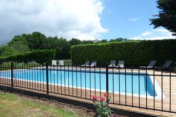 Gîte pour 6 personnes, avec terrasse ainsi que piscine et jardin à Allemans