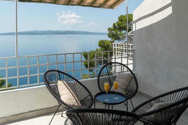 Ferienwohnung für 2 Personen, mit Garten und Ausblick sowie Terrasse in Krvavica