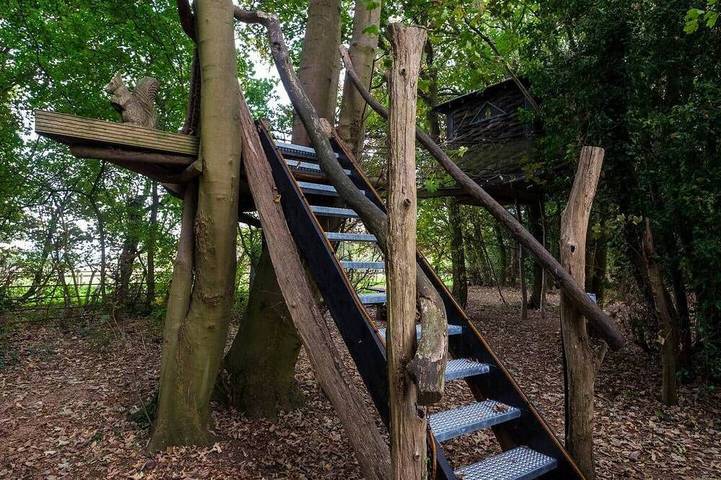 Tree House - Hot Tub on balcony in Chorleywood, Hertfordshire