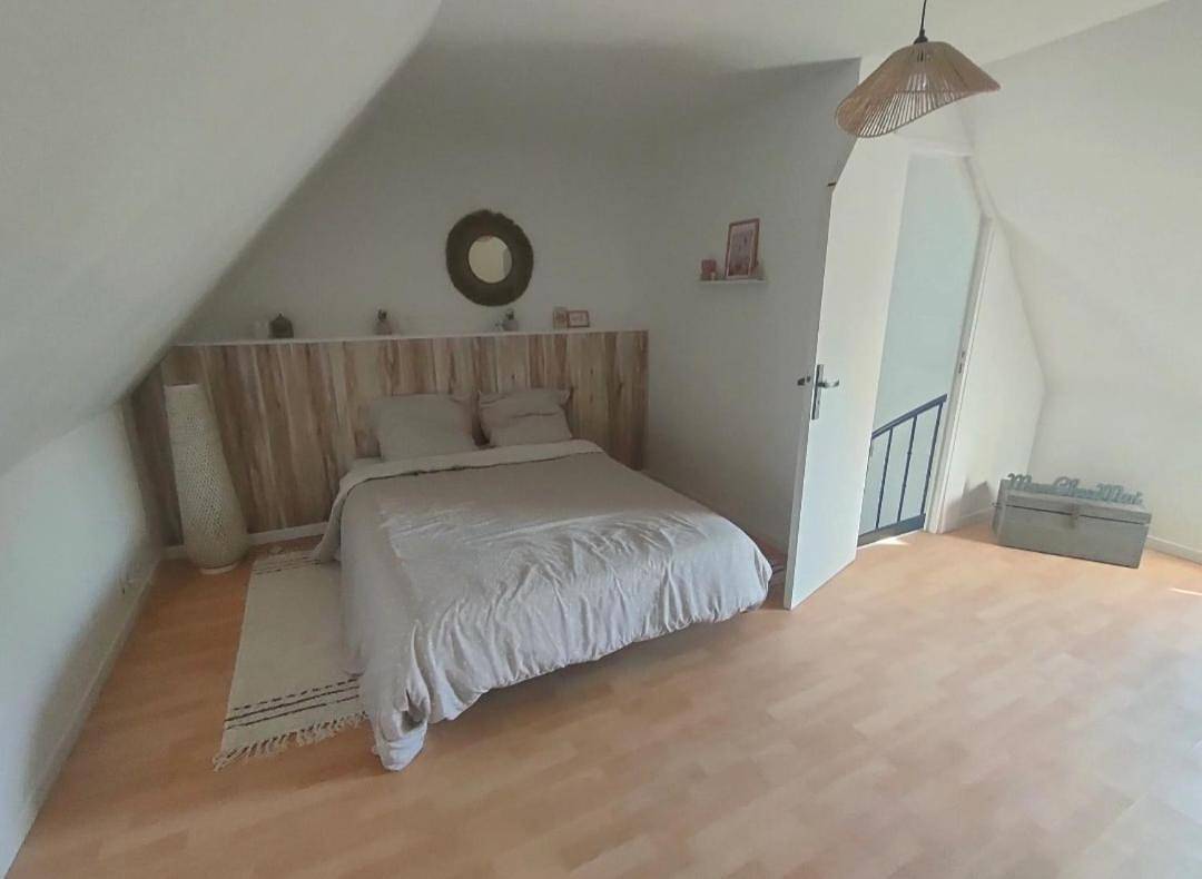 Appartement entier, One-Bedroom Apartment in Parigné-l'Évêque, Sarthe
