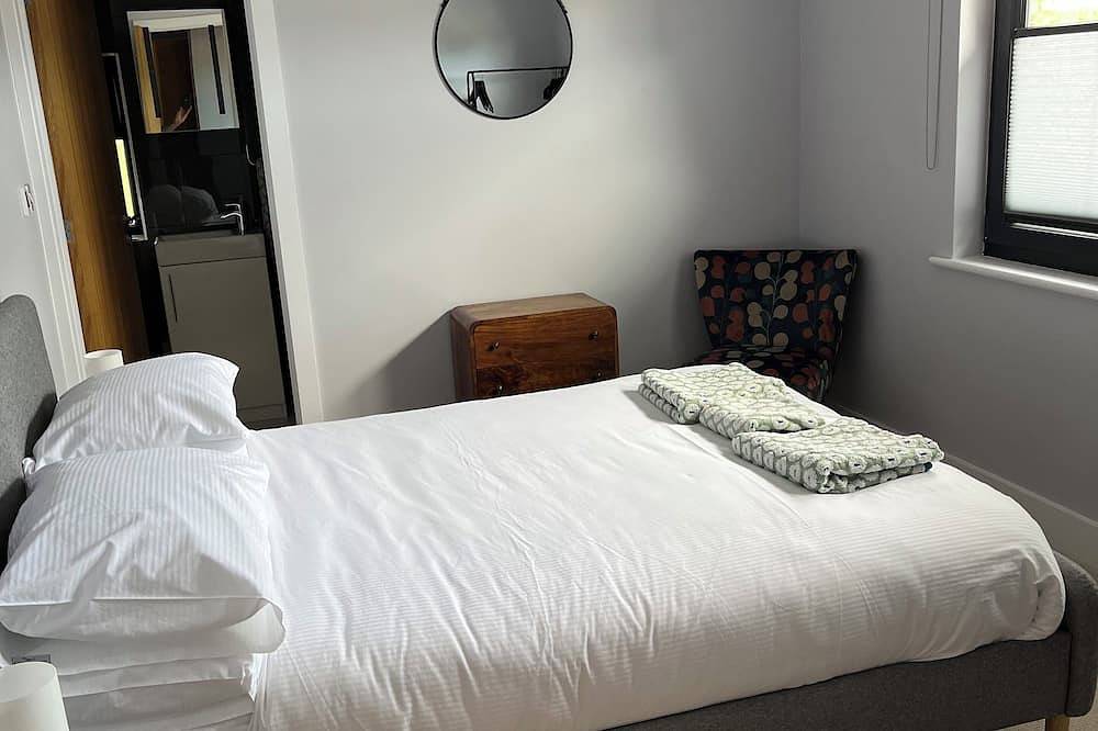 Detached 3 bed 3 bath home 7 mins walk to Padstow Harbour- Pet Friendly Parking in Padstow, Cornwall