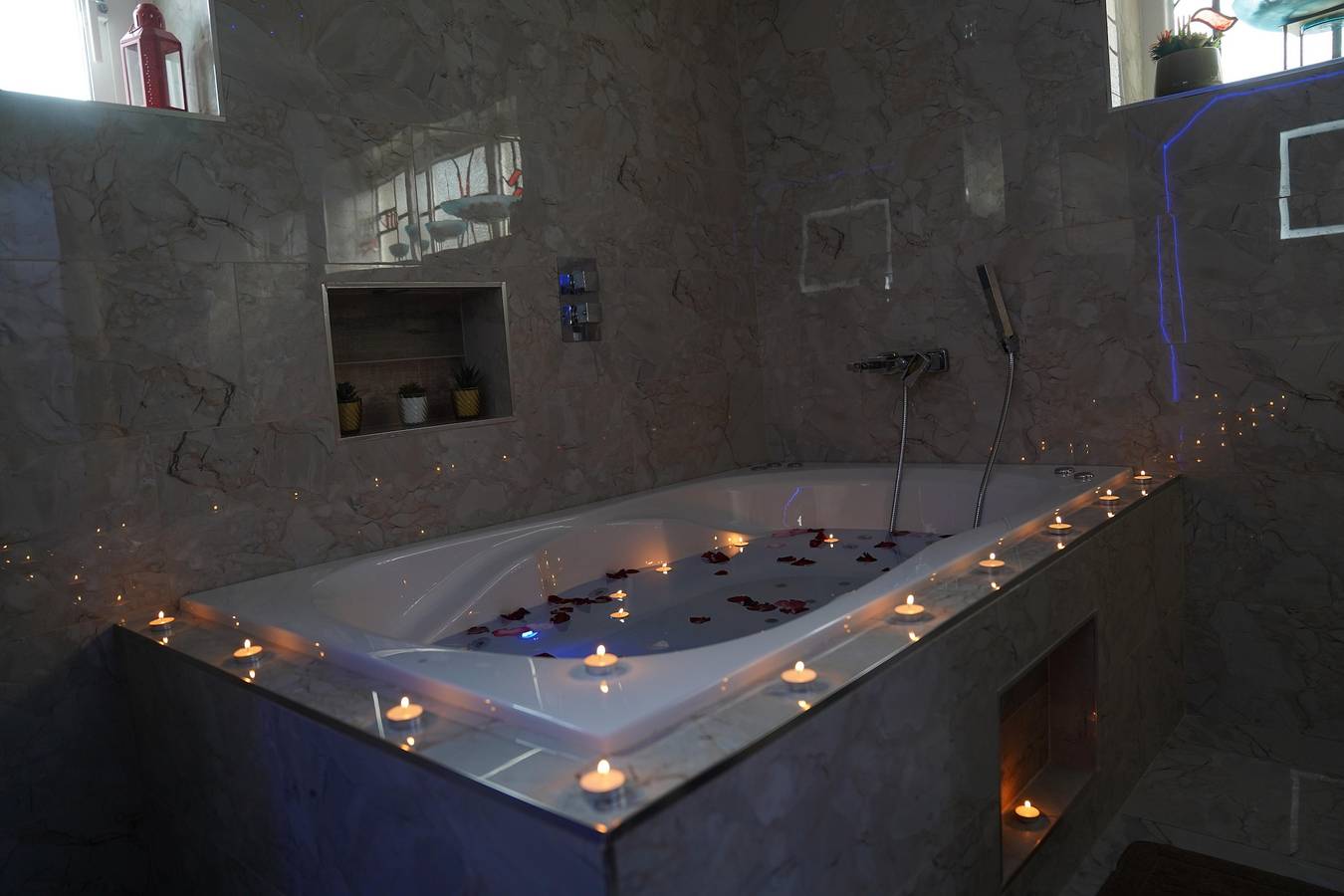 Ganze Ferienwohnung, 2 Bed Flat - Sleeps 4 - Jacuzzi Bath - Parking in Bradford, Westliches Yorkshire