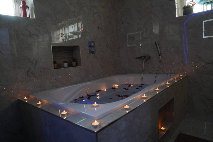 Appartement de vacances entier, 2 Bed Flat - Sleeps 4 - Jacuzzi Bath - Parking in Bradford, Yorkshire de l'Ouest
