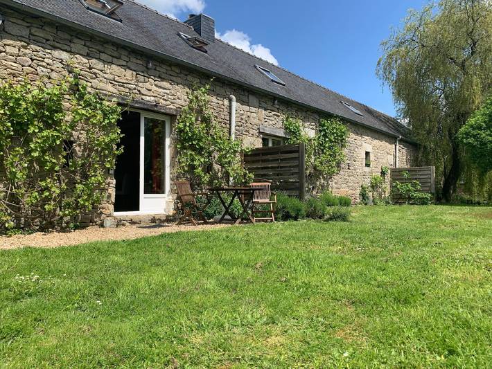 Gîte pour 2 personnes, avec jardin à Plounérin