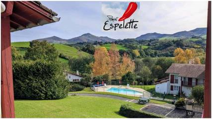 Gîte pour 4 personnes, avec piscine ainsi que jardin et vue à Souraïde