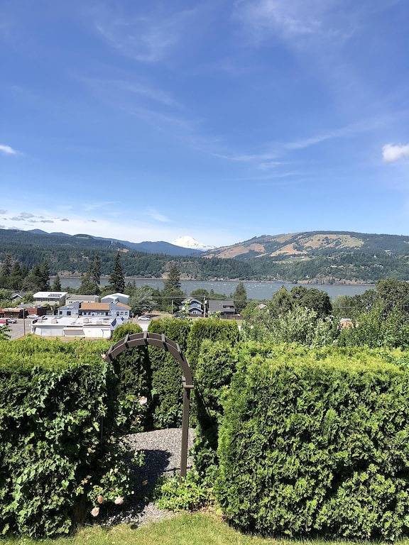 Vacation rental for 12 people, with terrace and yard in Hood River