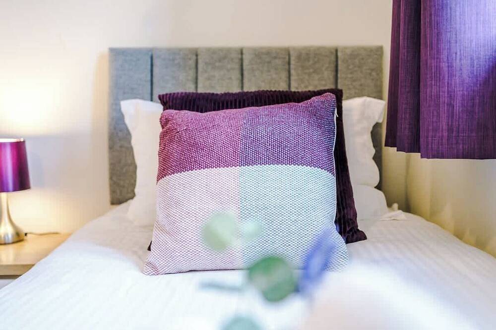 Ganze Wohnung, Spacious home, ideal for professionals, sleeps 8! in Crewe, Cheshire East