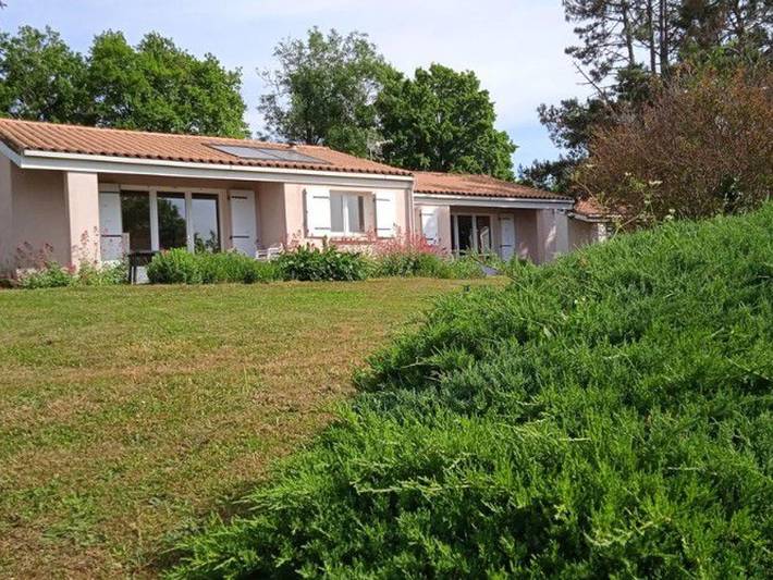Location de vacances pour 6 personnes, avec terrasse et piscine, animaux acceptés à Prailles