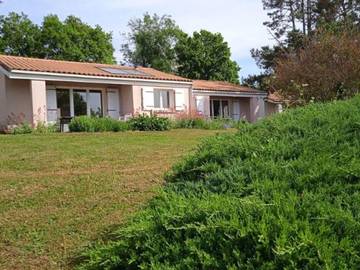 Gîte pour 6 personnes, avec terrasse et piscine, animaux acceptés à Prailles