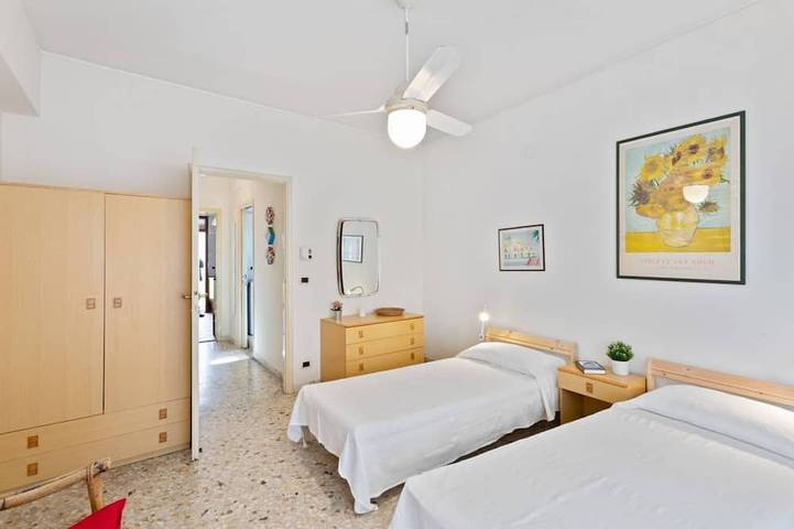 Appartement entier, Guesthost - Comfortable 77 sqm apartment with two balconies (one with sea view), which can comfortably accommodate up to 4 people, located on the third floor of a building without lift. The property is located in Aci Castello, just 11 km from Catania, a in Aci Trezza, Aci Castello