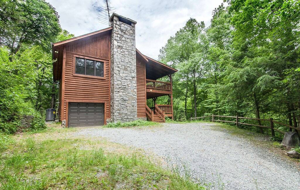 2Bd / 2. 5Ba Cabin off Blue Ridge Parkway mit König Master Suite, Creek, Feuerstelle, Shuffleboard Tisch, in der Nähe von Blowing Rock Attraktionen & App Ski Mtn! in Blue Ridge Parkway, Caldwell County