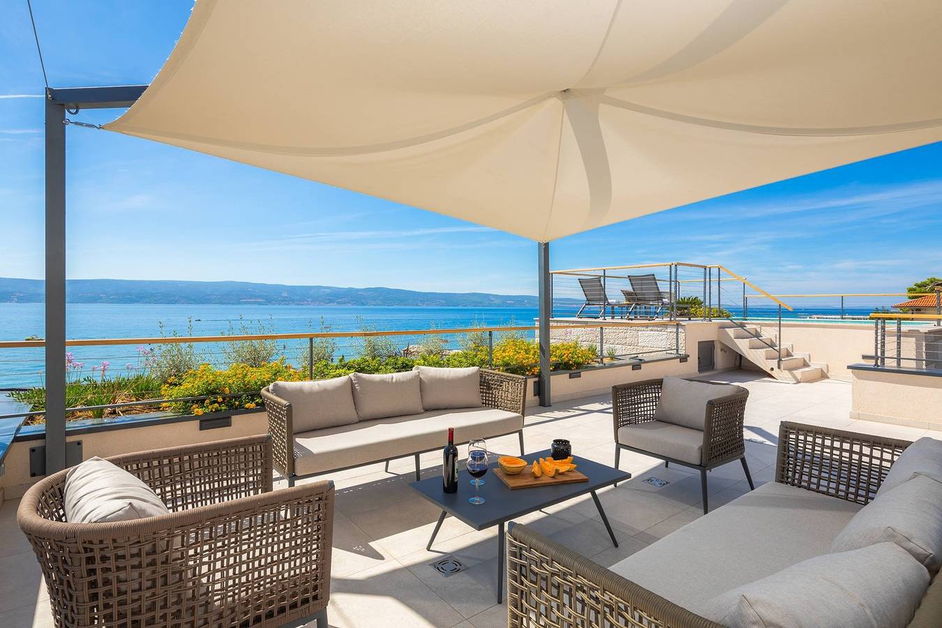 Strandvilla Flores, 2 private Pools, Whirlpool in Duće, Omis-Riviera