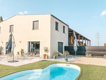 Location de vacances pour 9 personnes, avec jardin ainsi que terrasse et piscine à Bouillargues