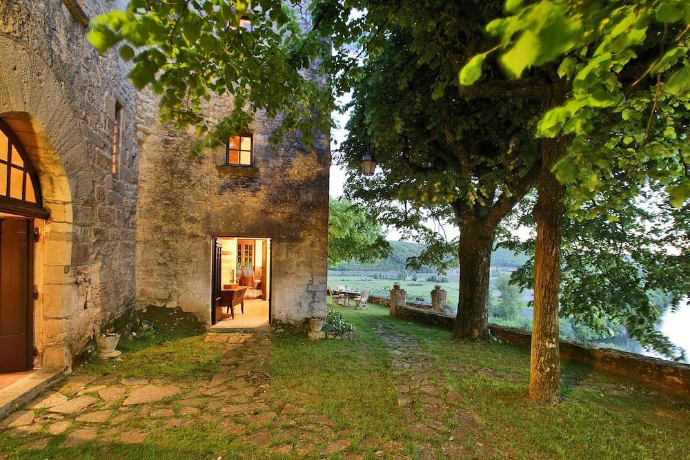 Manoir Secret, Piscine Chauffee Et Vue Majestueuse Sur La Dordogne in Beynac-et-Cazenac, Périgord Noir