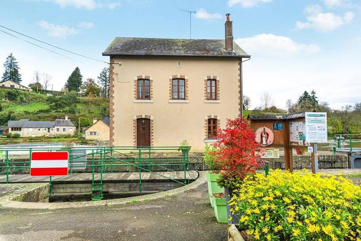 Location de vacances pour 12 personnes, avec Balcon ainsi que Terrasse et Vue à Saint-Sulpice (Mayenne)