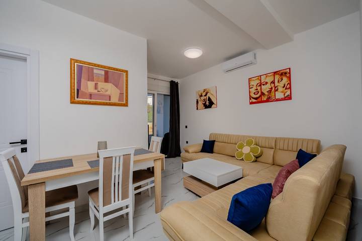Appartement entier, Appartement de vacances pour 4 personnes avec balcon/terrasse in Utjeha-Bušat, Montenegro Coast