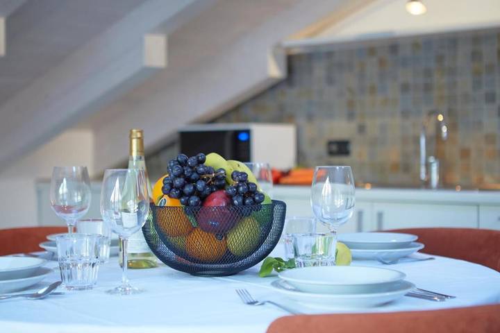 Apartamento entero, Apartamento 'Lilium' con vistas a la montaña, Wi-Fi y aire acondicionado in Varone, Riva del Garda