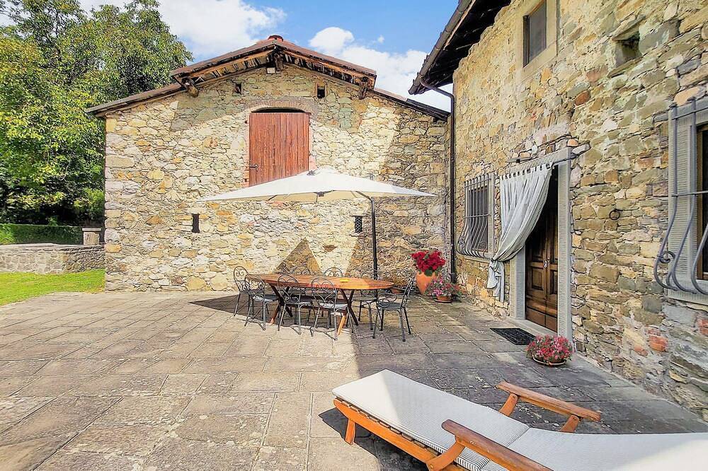 Cottage,privater Pool, schöner Blick auf die Berge, Wifi, zu Fuß zum Restaurant in Piazza al Serchio, Garfagnana