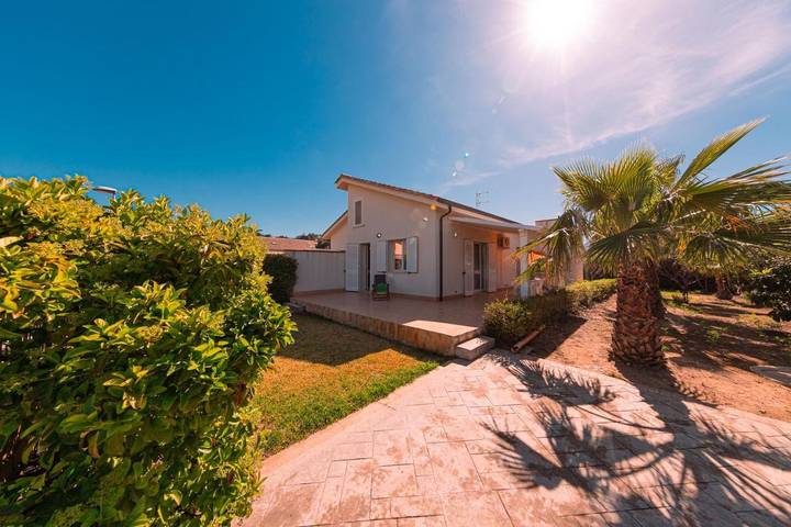 Villa per 6 persone, con panorama e giardino in Campofelice di Roccella