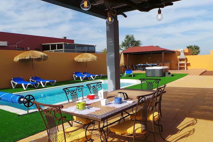Villa for 10 people, with garden and hot tub - 1