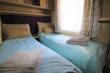 Static Caravan for 4 People in Christchurch, Dorset, Photo 3