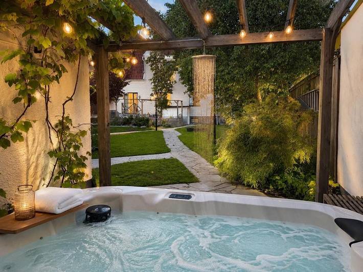 Villa für 15 Personen, mit Balkon und Whirlpool sowie Terrasse und Garten