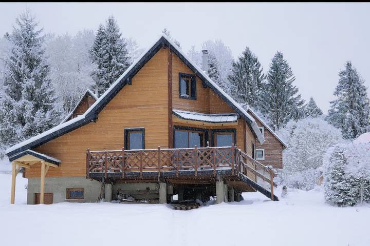 Chalet pour 6 personnes, avec terrasse et jardin dans Bauges