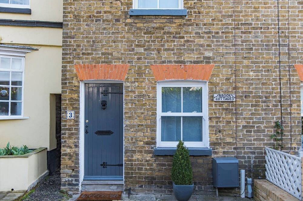 Cosy cottage in Temple Ewell, walk to the local pub and Kearsney Abbey in Temple Ewell, Kent
