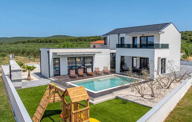 Villa pour 8 personnes, avec terrasse et sauna ainsi que vue et piscine à Turanj - 2